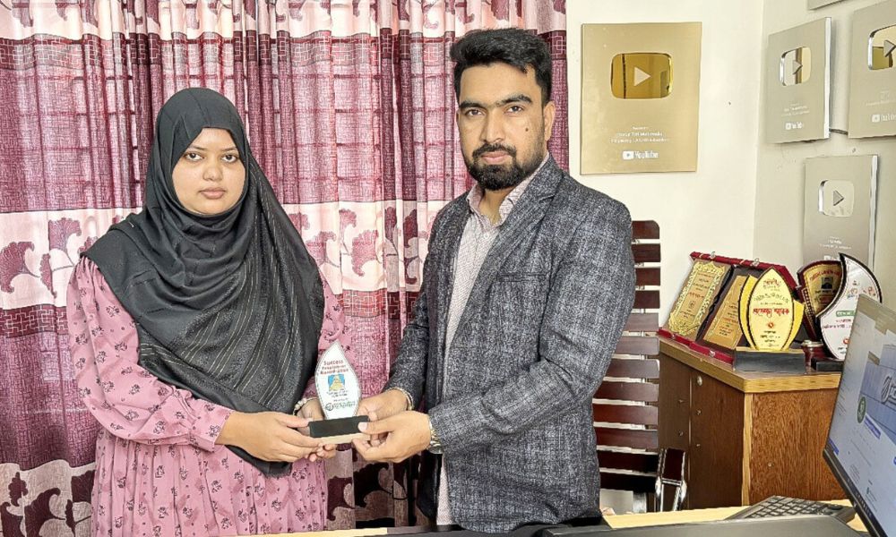 ফ্রিল্যান্সিং কোর্স চলাকালীন সময়ে ইনকাম করায় তানজিয়াকে সম্মাননা স্মারক দেওয়া হয়