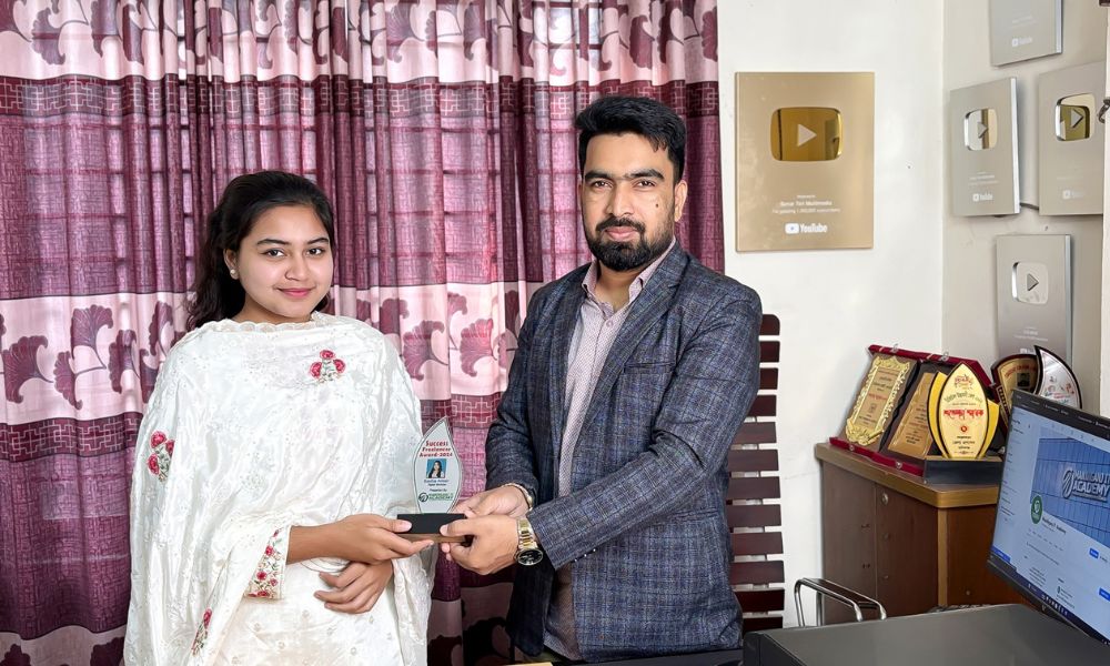 ফ্রিল্যান্সিং কোর্স চলাকালীন সময়ে ইনকাম করায় সাদিয়াকে সম্মাননা স্মারক দেওয়া হয়